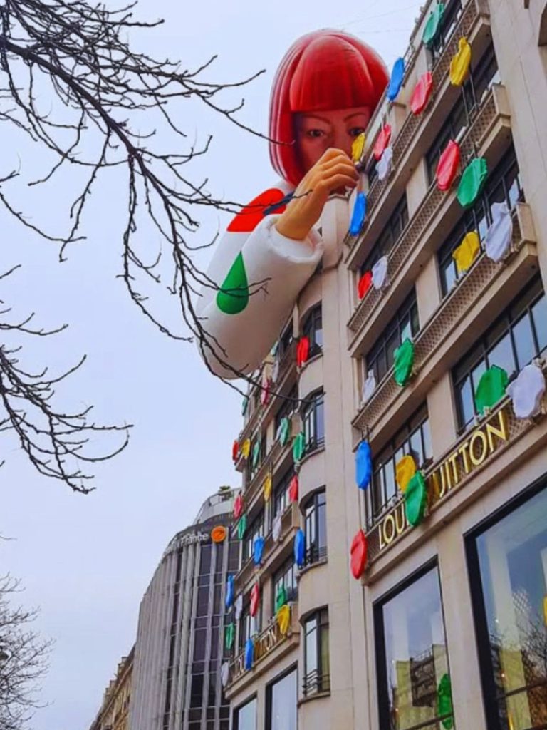 Negozio Louis Vuitton sugli Champs Elysees a Parigi